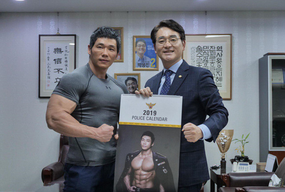 박용진 의원, 몸짱 경찰관 박성용 경사와 만남.jpg