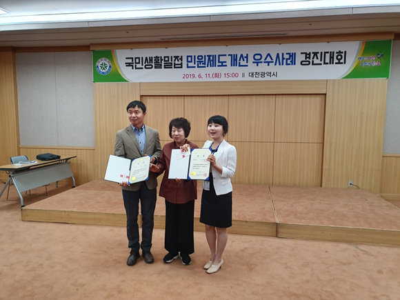 (왼쪽부터 중구 김갑진 주무관, 시 시민봉사과장 최범옥, 동구 문서연 주무관).jpg