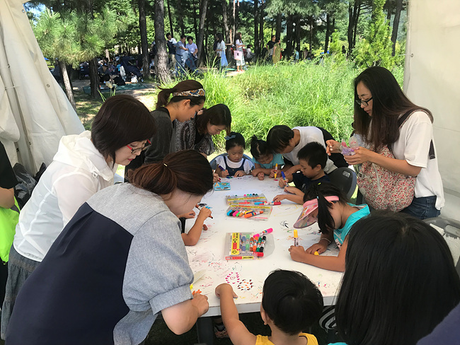 (사진-도봉)도봉구 제1회 지구미소 축제에서 바람개비 만들기 체험 모습.jpg