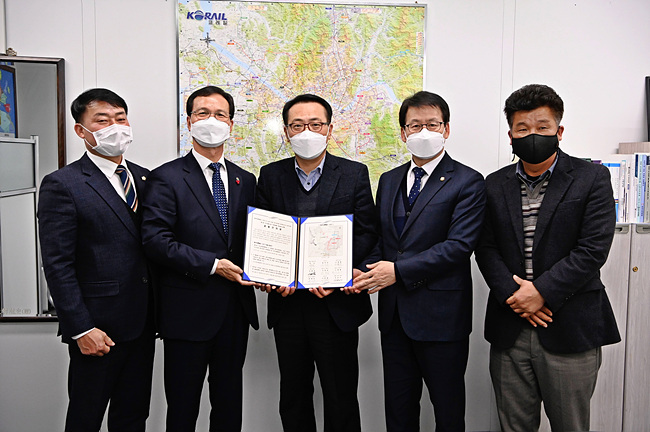 01-3 중앙부처 방문(왼쪽부터 최용락 음성군의회 의장, 조병옥 음성군수, 국토부 관계자, 임호선 국회의원, 음성군철도대책위원회 관계자).jpg