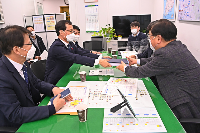 01-1 조병옥 음성군수 국토교통부 방문해 서명부 전달.jpg