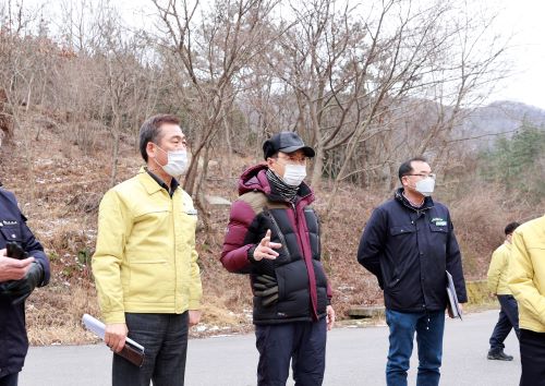1. 산림비전 2030 발표… 보성군 산림 경영 혁신한다 -가운데 (모자쓴) 김철우 보성군수가 오봉산 생태길조성사업 관련 현장을 점검하고 있다..JPG