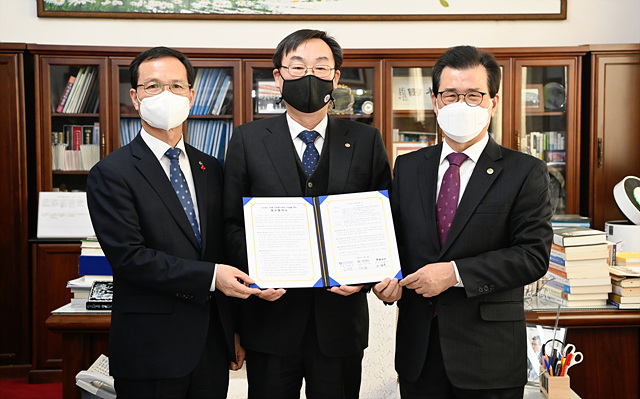01-1 수소버스 부품 시험평가 지원센터 MOU(왼쪽부터 조병옥 음성군수, 임해종 한국가스안전공사 사장, 이시종 충청북도지사).jpg