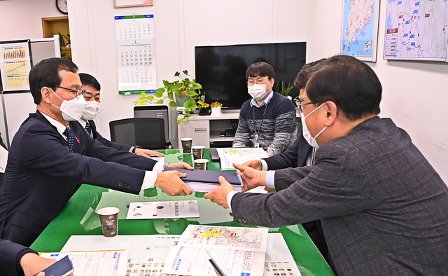 01-1 지난달 12일 국토교통부를 방문한 조병옥 음성군수가 음성군 도로현안사업 건의서를 주현종 도로국장에게 전달하고 있다..jpg