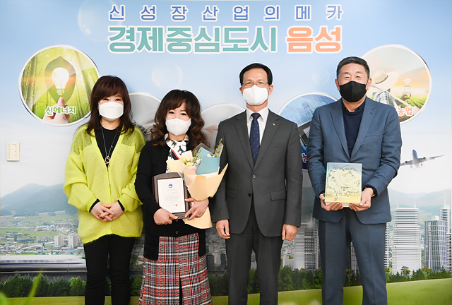 02-2 음성군 홍보대사 위촉(왼쪽부터 노사연 씨, 노사봉 대표, 조병옥 음성군수).jpg