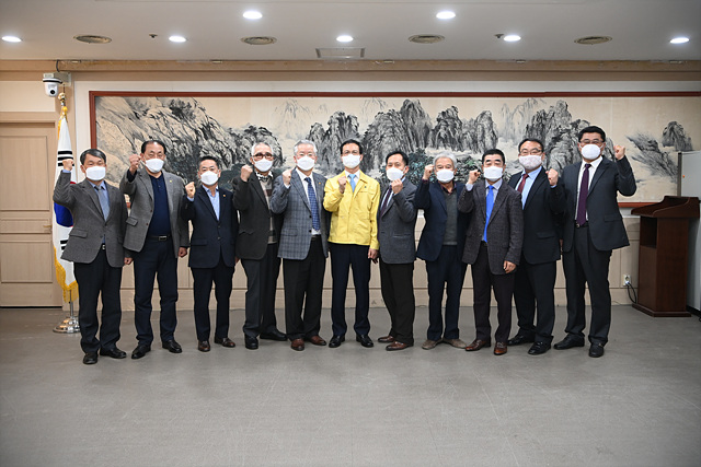 03-1 음성군 이장협의회  임원선출(왼쪽부터 이상정 충북도의원, 이재연 소이면 협의회장, 임흥식 맹동면 협의회장, 최재식 원남면 협의~.jpg