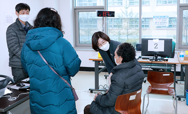 추가1. 재난기본소득 접수 현장 방문 (2).jpg