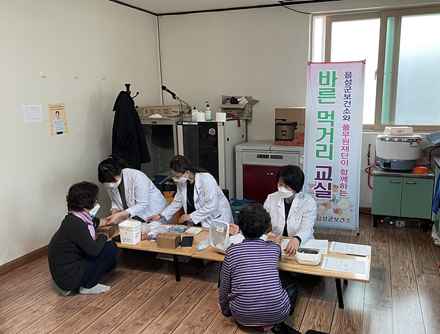 06-1 지난달 24일 소이면 봉전1리 마을회관에서 사전기초검사와 설문조사를 진행.jpg