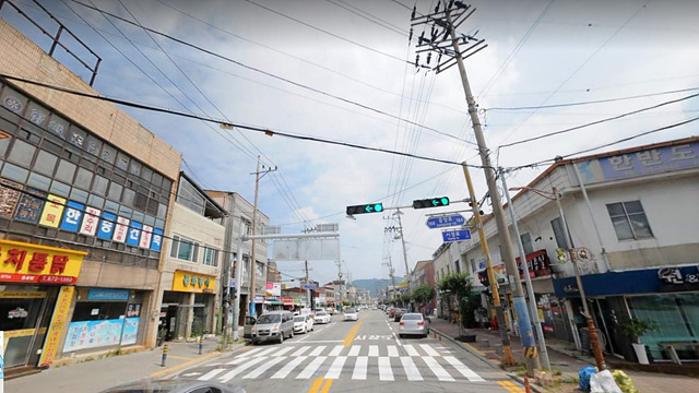 03-1 복잡하게 얽혀있는 전신주.jpg