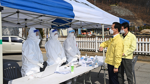 12-2 조병옥 음성군수 외국인 선제검사 이동선별진료소 현장점검.jpg