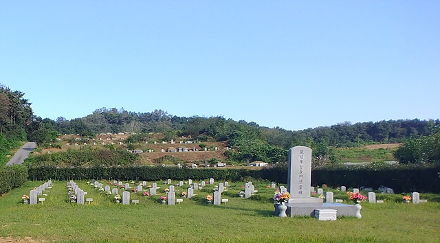 2. 안성시 사곡동 국군묘지.jpg
