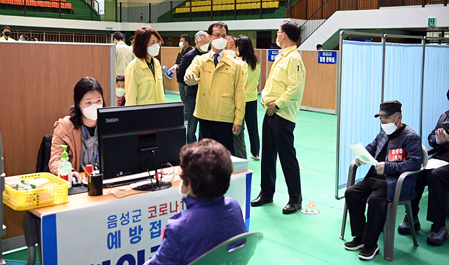 09-1 조병옥 음성군수 예방접종센터 현장 방문.jpg