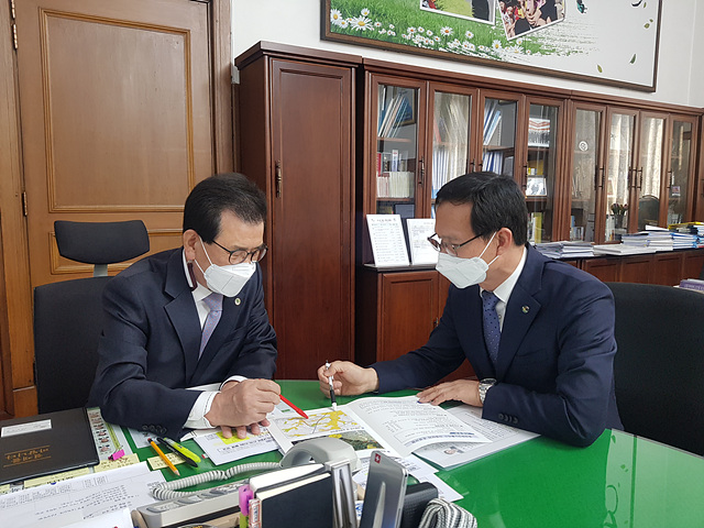 10-1 중부내륙철도 지선 특별 지원건의(왼쪽 이시종 충북도지사, 오른쪽 조병옥 음성군수).jpg