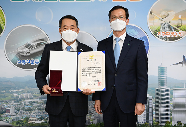 01-1 화랑무공훈장 전수(왼쪽 故이인호 상병 유족, 오른쪽 조병옥 음성군수).jpg