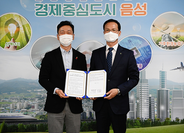 04-2 업무협약(왼쪽 이승찬 계룡건설산업(주) 대표, 오른쪽 조병옥 음성군수).jpg