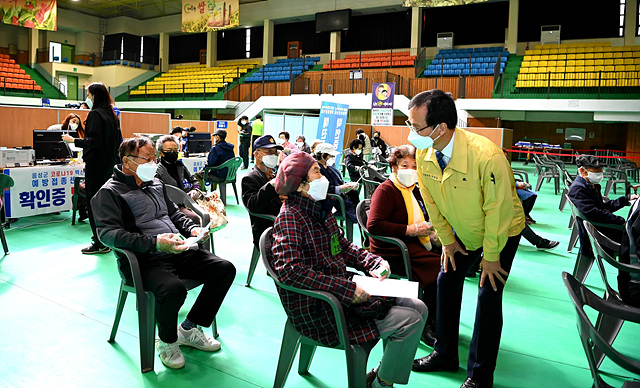 02-3 지난 4월1일  조병옥 음성군수 예방접종센터 현장 방문.jpg