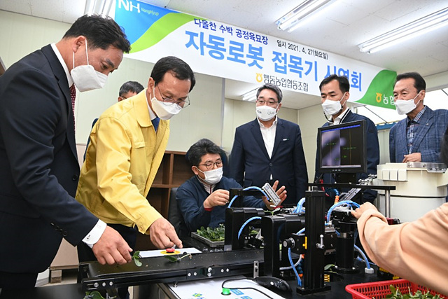 01-4 음성군, 수박 특구 육묘장 로봇접목기 시연회 개최.jpg