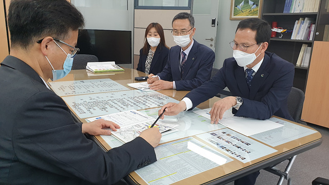 06-1 기재부 방문(왼쪽 기획재정부 이용재 복지안전예산심의관,  오른쪽 조병옥 음성군수).jpg