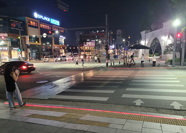 1. LED 바닥 보행신호등.jpg