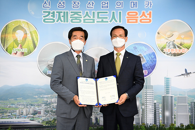 01-1 업무협약(왼쪽 임영택 교장, 오른쪽 조병옥 음성군수).jpg