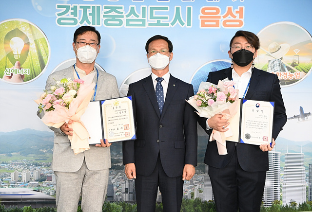 01-1 수상사진(왼쪽부터 김덕영 관장, 조병옥 음성군수, 이휘현 지도사).jpg