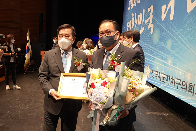 2021-36 신원주 의장 의정봉사상 수상(사진).jpg