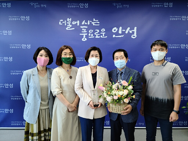 추가1. 의료사협 감사패 전달 (1).jpg