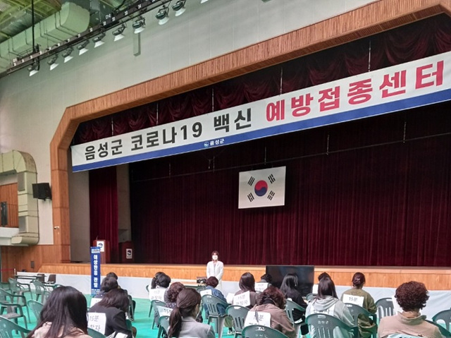 3-02 코로나19 예방접종센터 접종후 관찰실 최소15분 머물러야.jpg