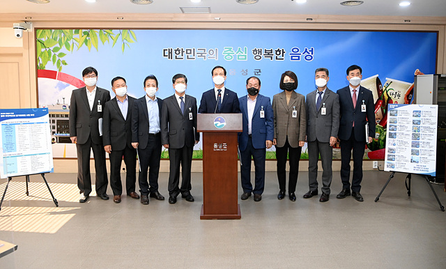 1103 조병옥 음성군수, 음성군청 2층 상황실 장기미해결사업 브리핑 사진 1.jpg