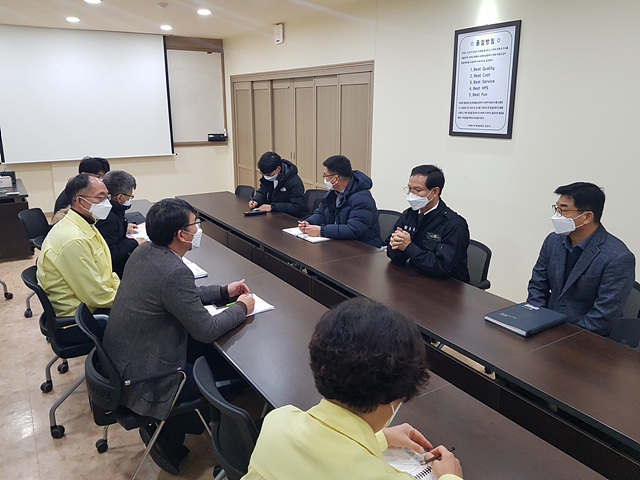 00-2-1.집단감염발생업체에서 긴급대책회의.jpg