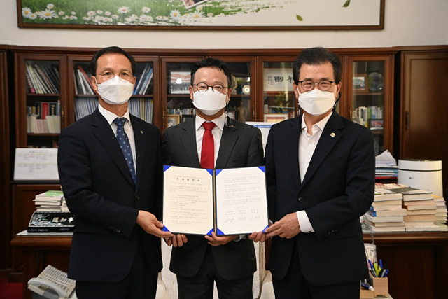 1. 음성군, 지난해 4조 3천억원 투자유치 음성시 건설 견인차(충청북도, 음성군, (주)국전약품 투자협약체결 모습_왼쪽부터 조병옥 음성군수, 홍종호 국전약품 대표, 이시종 충청북도지사).jpg