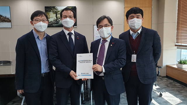 음성군, 환경부 방문...현안사업 국비지원건의(왼쪽에서 두번째 조병옥 음성군수, 세번째 홍정기 차관, 사진 설명 메일 본문에 기재).jpg