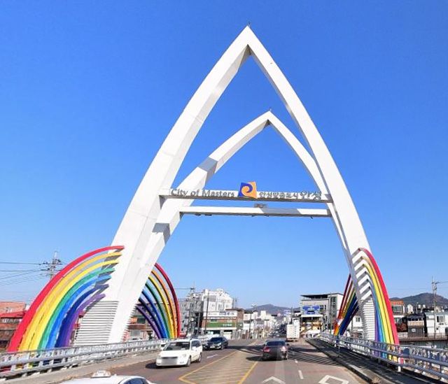 3. 안성대교 상징조형물 새 단장(안성대교 상징조형물 현재모습2).jpg