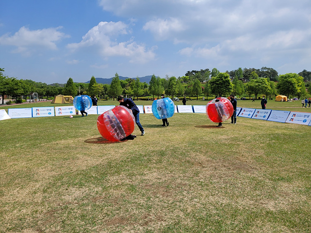 1. 어린이날 다채로운 행사 추진-작년행사모습(버블축구).jpg