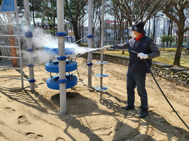 1. 공원 내 어린이놀이터 소독 완료3.jpg