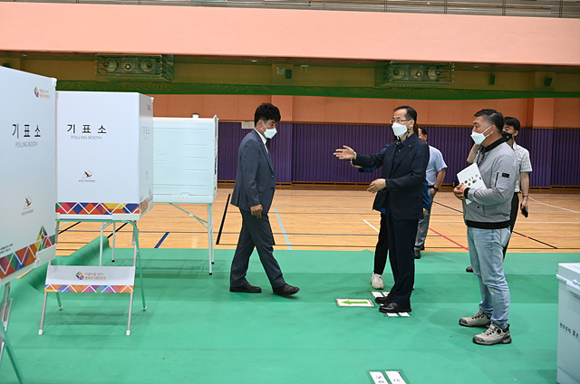 2. 이제승 음성군수 권한대행, 사전투표소 현장점검(2).jpg