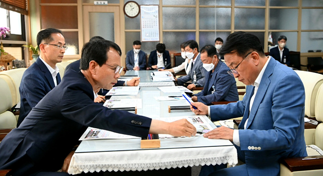 김영환 도지사 당선인’ 음성군청 방문(왼쪽부터 조병옥 음성군수, 김영환 도지사 당선인).jpg