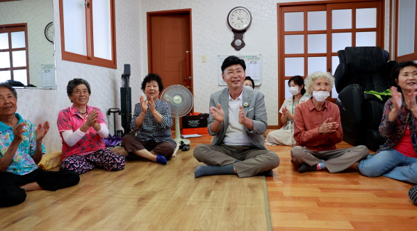 [크기변환]1-2. 보성군, 경로당 445개소에 긴급 냉방비 30만 원 지원_김철우 군수가 회천면 경로당을 방문해 경로당 더위나기 프로그램에 참여하고 있다.JPG