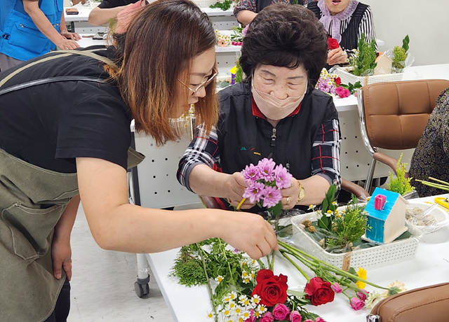7.농업정원연구회와 독거 어르신 반려식물 키우기.jpg