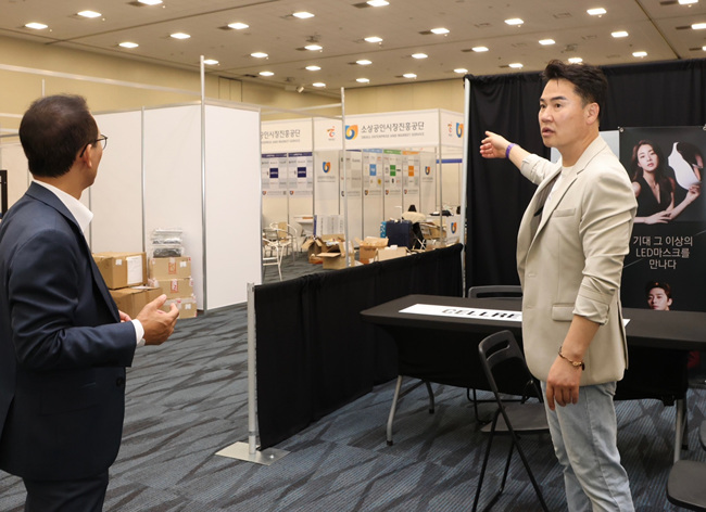 2. [도봉사진] 오언석 도봉구청장이 노상일 오렌지카운티 한인상공회의소 회장과 대회 현장을 둘러보고 있다.jpg