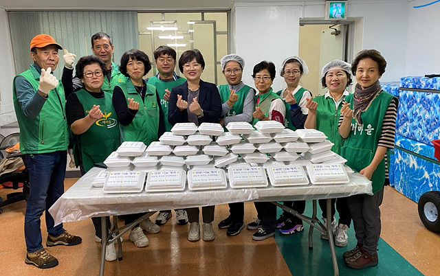 [전달보도자료]하남시 신장1동 새마을 부녀회·협의회，사랑의 반찬 나눔.jpg