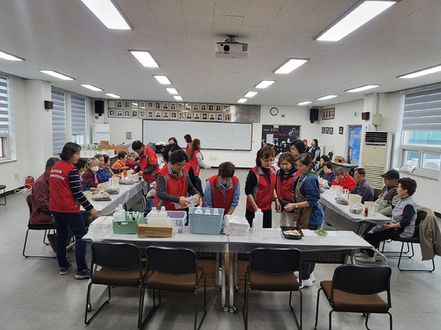 11.안성1동 지역사회보장협의체 어르신 문화광장.jpg