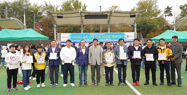 광주시자원봉사센터 언론보도 자료(국제로타리 3600지구 광주지역 우수자원봉사자 통합 할인가맹점 현판 전달식) (1).jpg
