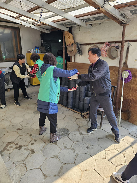 6.대덕면 새마을협의회 사랑의 연탄 나눔.jpg