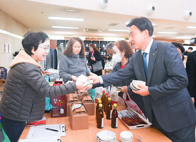 광주시 노인복지관, 2023년 저소득층 노인 지원 기금 마련 바자회 ‘모아장터’ 개최 (2).jpg