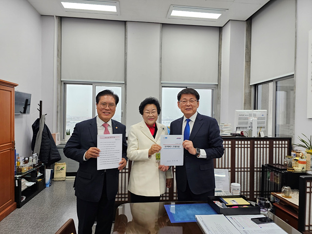 김경희 시장은 지난 27일 국회에서 서삼석 예산결산특별위원회 위원장을 만나 지역현안을 건의했다 (2).jpg