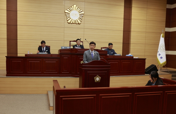 [크기변환]11월 27일 추가 보도자료, 보성군, 시정연설로 2024년도 군정운영 방향 청사진 제시_제298회 보성군의회 제2차 정례회에서 김철우 군수가 시정연설을 하고있다 (1).JPG