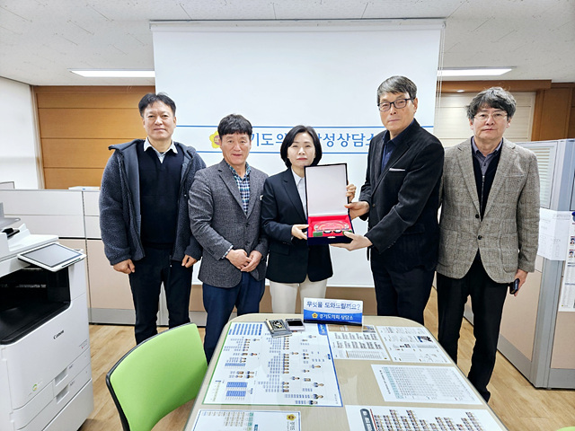 (사진2)_240118_황세주 도의원, 황윤희 시의원 안성 삼죽면 의용소방대 감사패 받아.jpg
