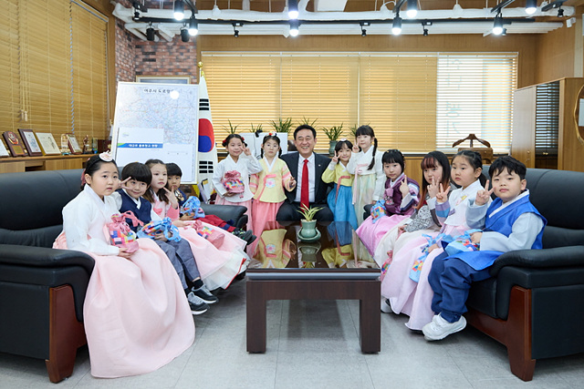 01-여주시 다함께돌봄센터 어린이와 여주시장 설 인사.(1).jpg