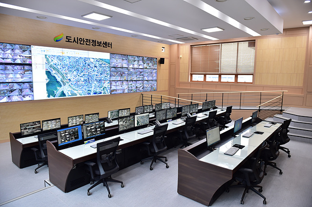 02-여주시 도시안전정보센터 비행청소년 절도 검거 현장 포착-영상관제실.jpg